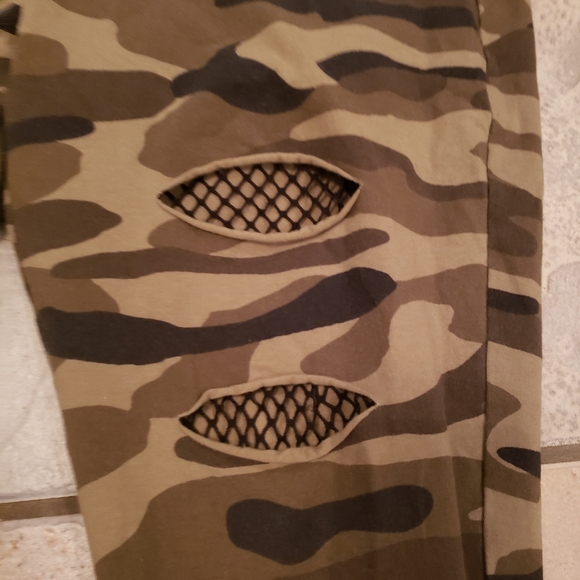 Camouflage fishnet leggings ( SOLD ) - Picture 2 of 3